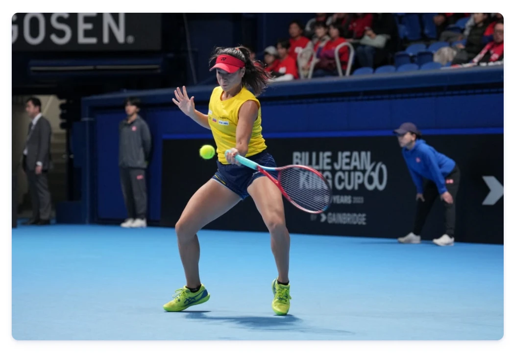 María Fernanda Herazo durante un partido de la Billie Jean King Cup en Japón, con el uniforme de Colombia