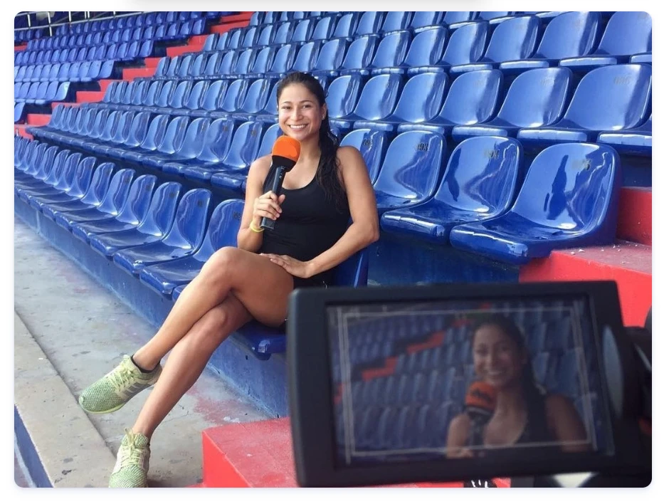 María Fernanda Herazo durante una entrevista en las tribunas de una cancha de tenis
