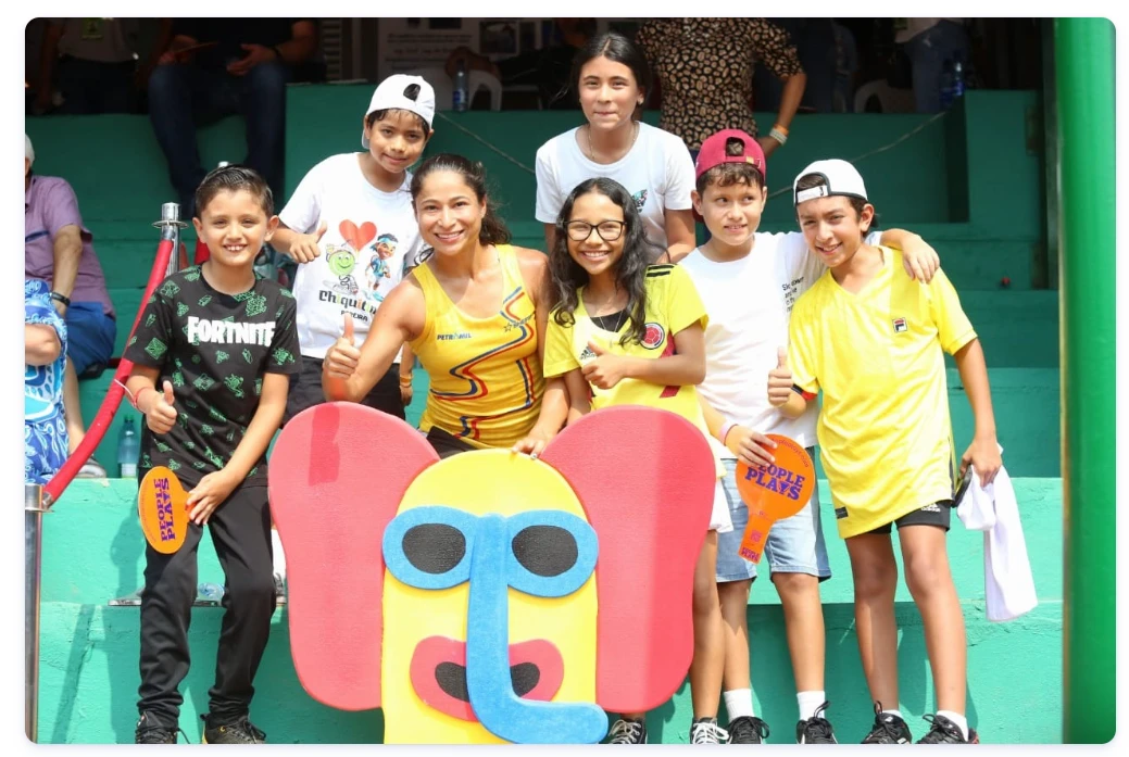 María Fernanda Herazo con niños y una marimonda del Carnaval de Barranquilla